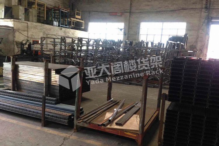廣州亞大閣樓貨架廠家訂單不斷，工廠人員正全力以赴趕貨中